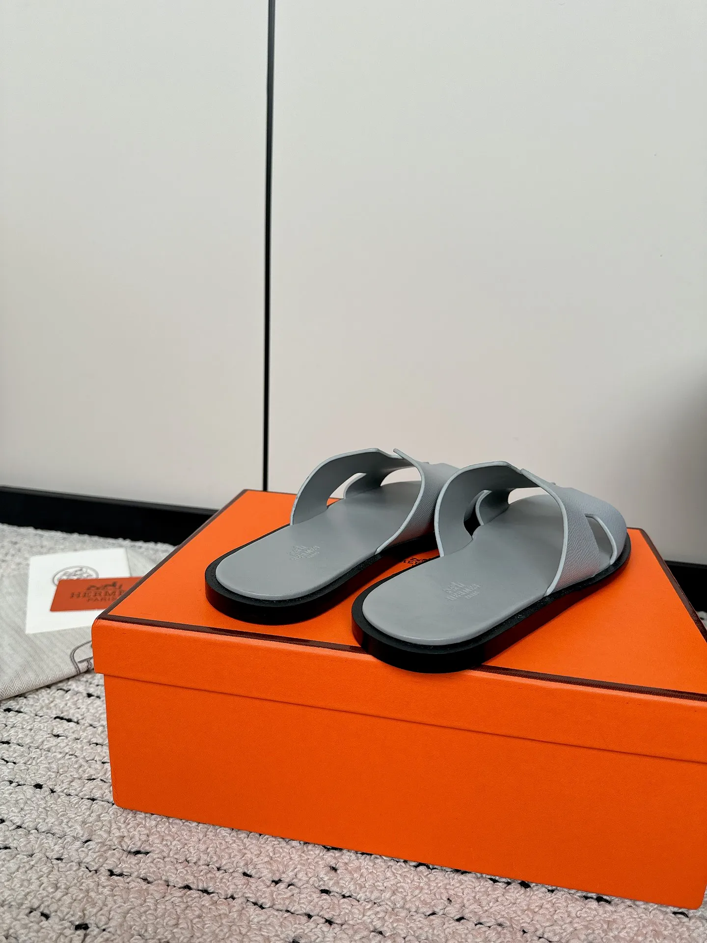 👟👟Ex-factory price 600👟👟 Couple model Hermes Hermès lzmir series Couple model Old uncle shoes Retro Second uncle slippers H slippers Sandals Original purchase and development Made goods Calfskin and suede goatskin sandals, classic "H" shaped upper This shoe is the finishing touch in your wardrobe, fully demonstrating the classic Hermes style. Beautiful packaging at the delivery counter🛍📦 ▪️ Fabric: Original custom imported first-layer cowhide ▪️ Foot pads: Imported cowhide lining ▪️ Sole: Original Italian genuine leather outsole ▪️ Sole thickness: 1CM ▪️ Size: 35-44 (women’s size 40, men’s size 38.45, customized)